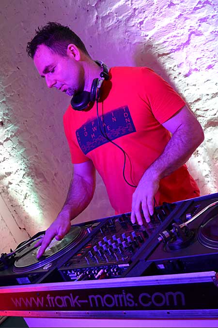 DJ Frank Morris hinter den Turntables