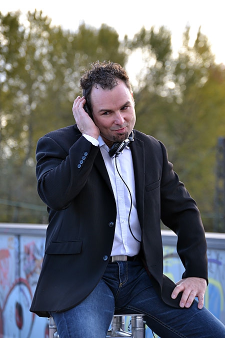 DJ Frank Morris sitzt vor Grafitti wand